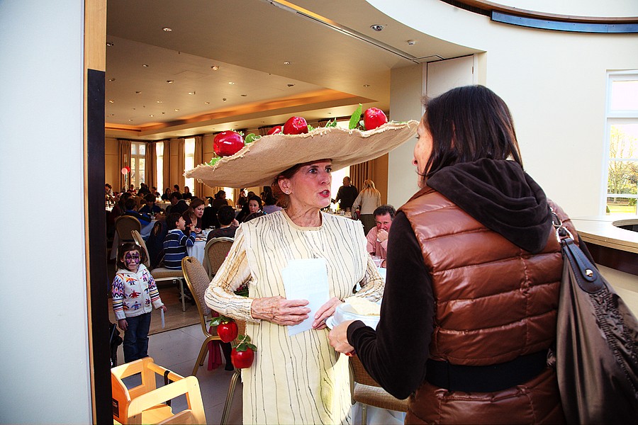 A Tree promoting the Wizard of Oz to the diners and drinkers